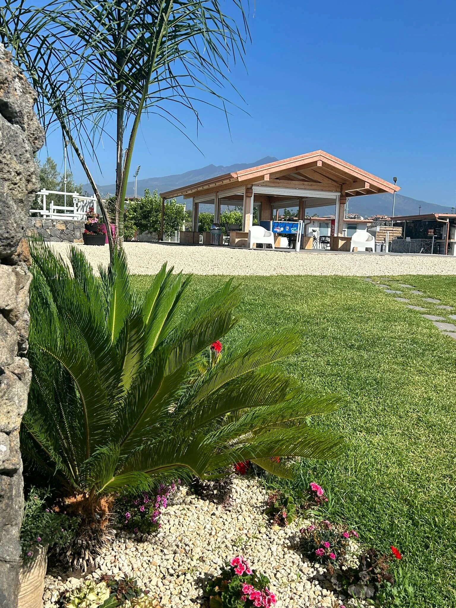 Zona tettoia per festa villa paradiso per feste e lauree con piscina ad acireale