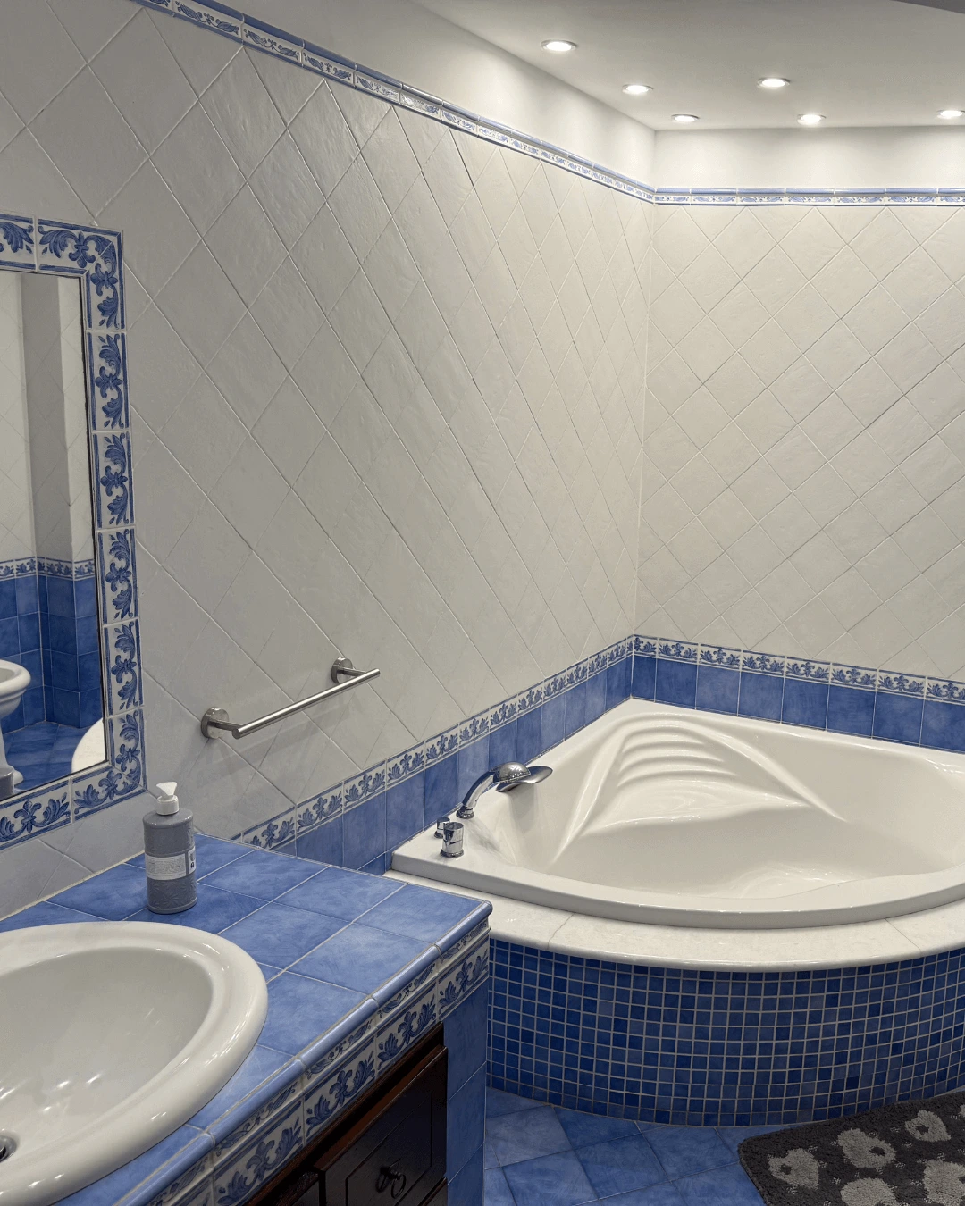 bagno con vasca della camera 4 di villa paradiso acireale