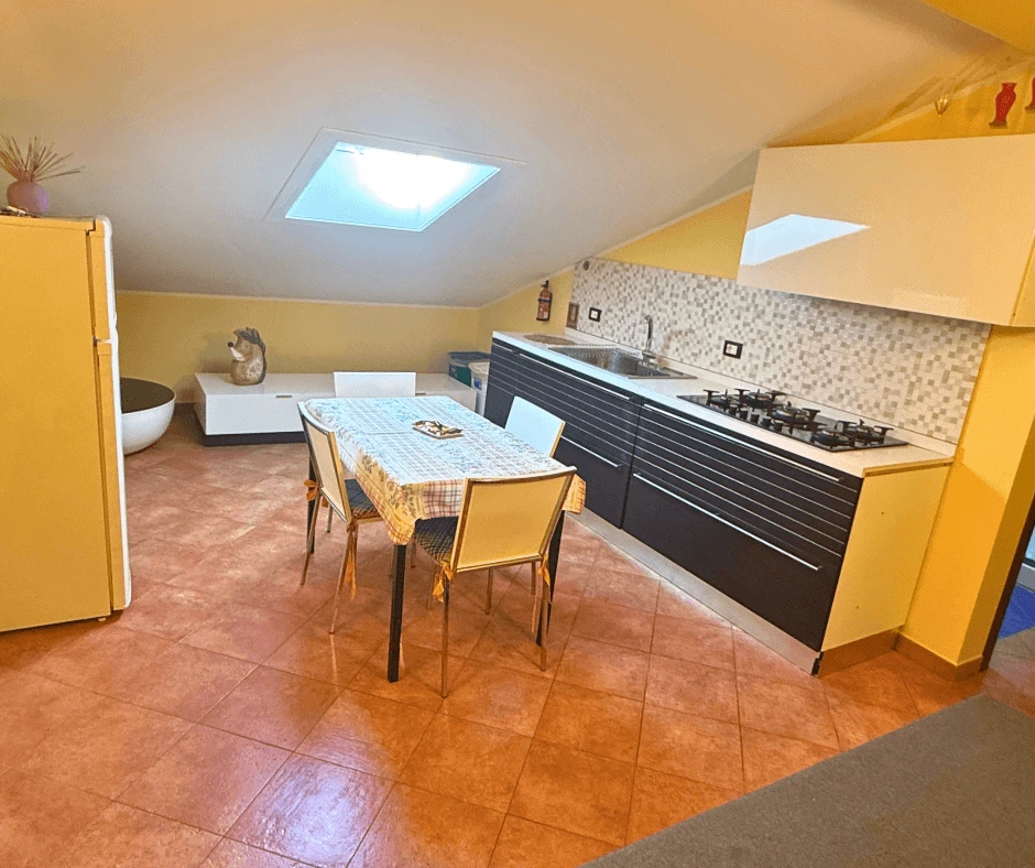 cucina del primo appartamento con piscina ad acireale