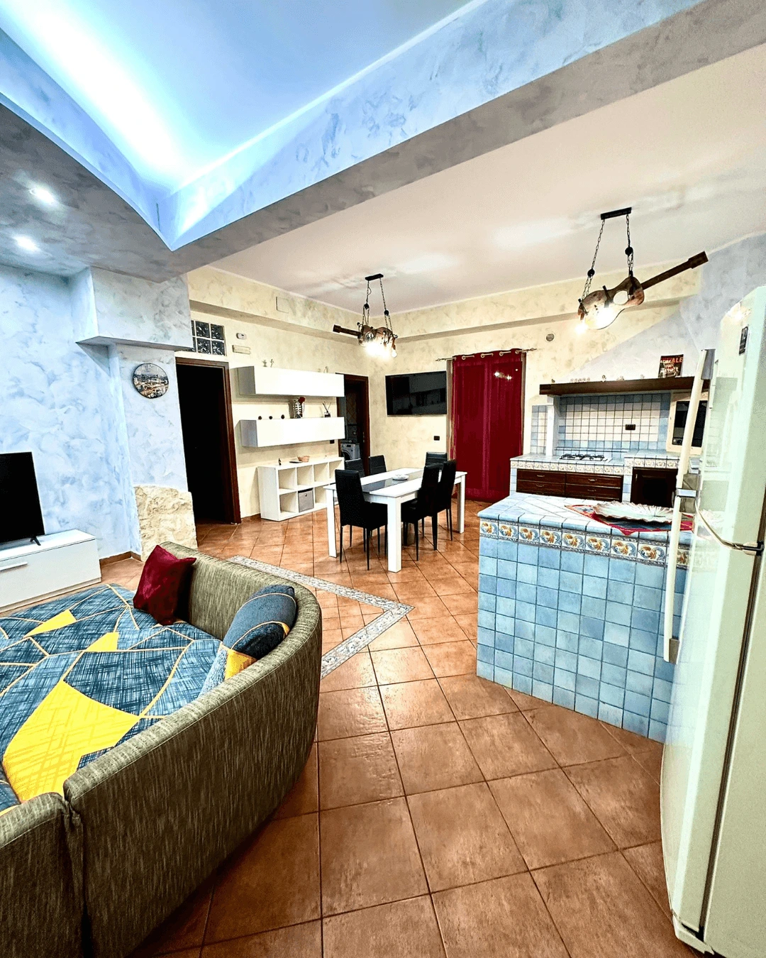 cucina e soggiorno dell appartamento 3 di villa paradiso - villa con piscina ad acireale
