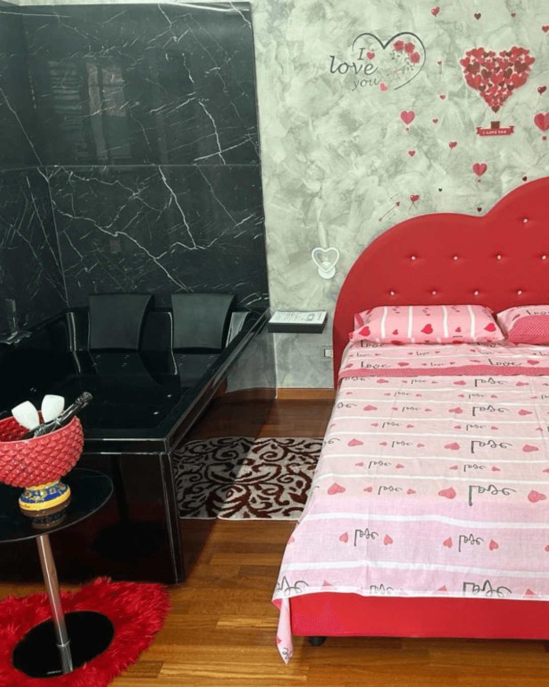 jacuzzi e letto matrimoniale camera 5