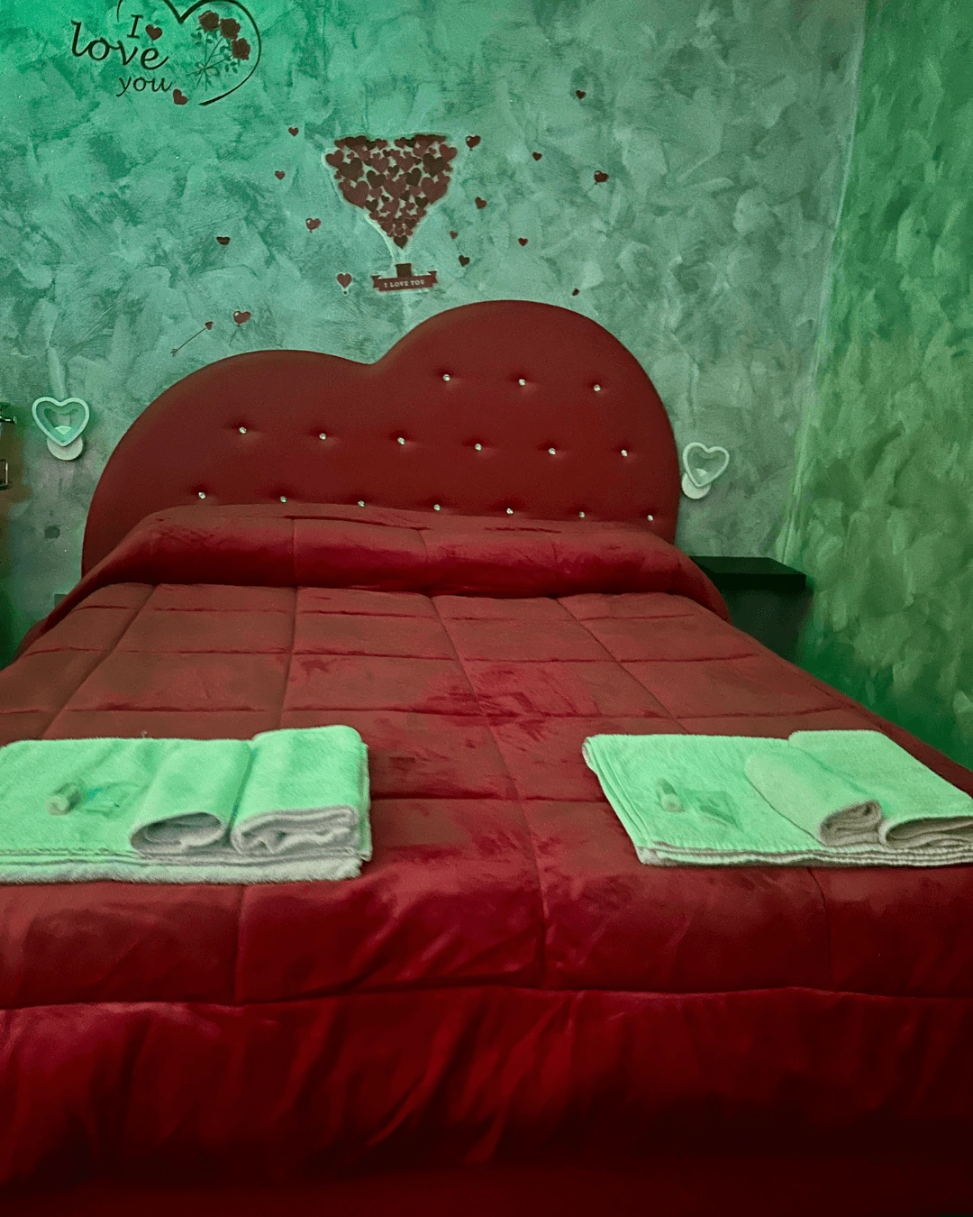 letto-Camera-5-con-jacuzzi-b&b-ad-acireale