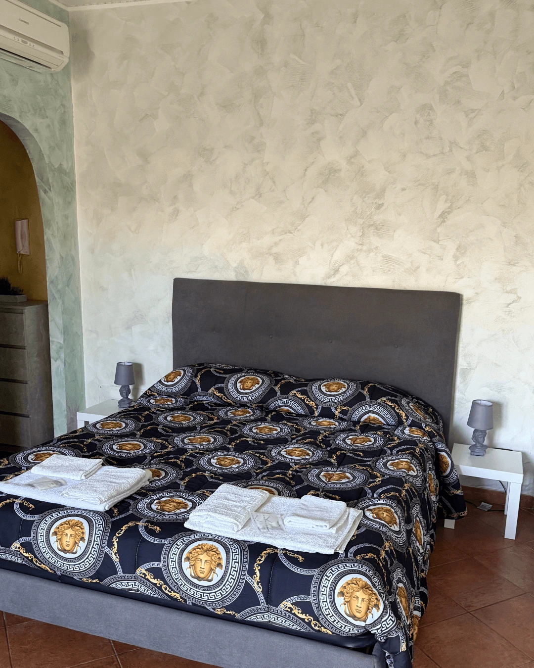 letto della camera 4 b&b ad acireale