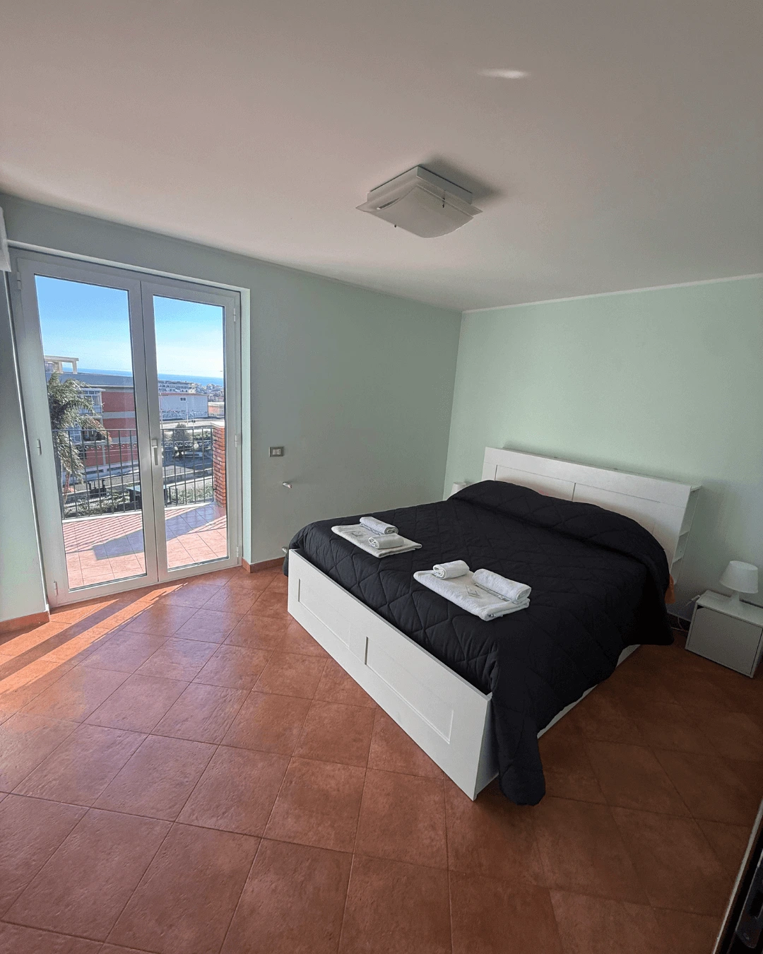 letto della prima camera da letto del primo appartamento