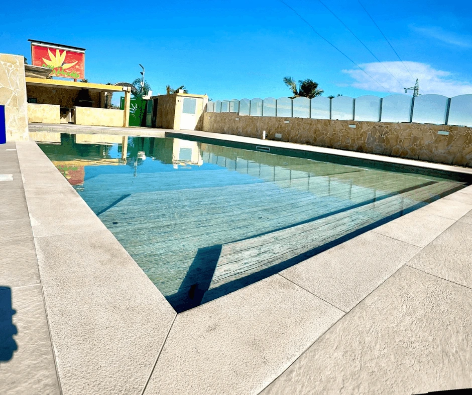 piscina con cascata