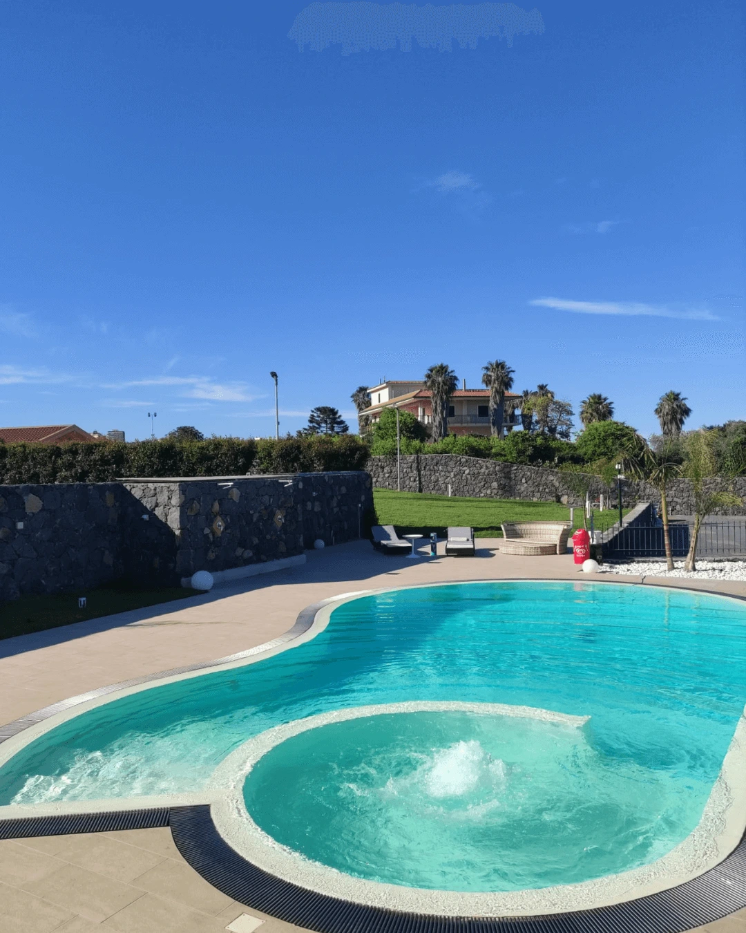piscina-con-idromassaggio-per-eventi-ad-acireale