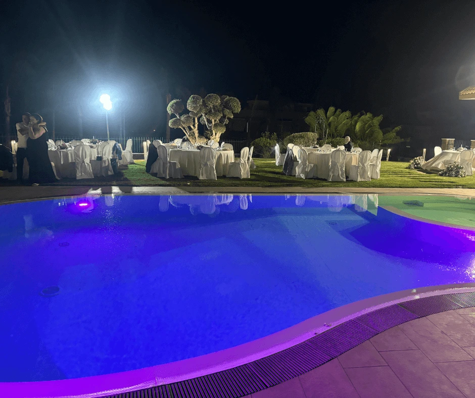 piscina con mise en place tavoli - location per eventi ad acireale