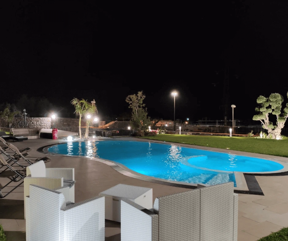 piscina utilizzabile di notte villa paradiso