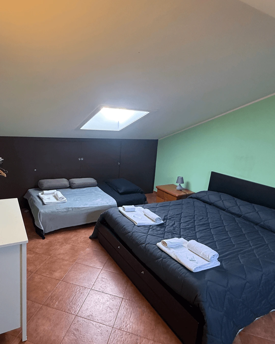 seconda camera da letto del primo appartamento con due letti