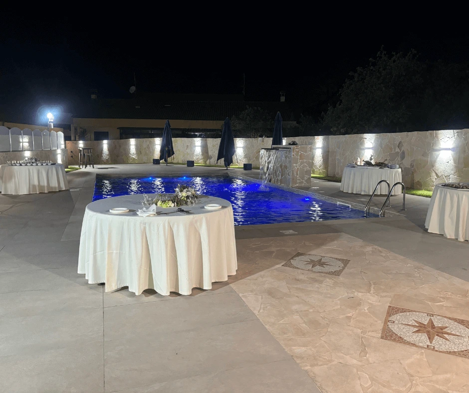 tavoli apparecchiati per festa di laurea ad acireale - villa con piscina