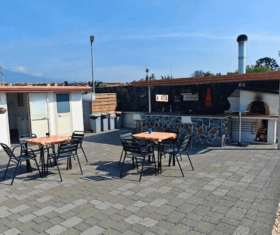 vista area barbecue e forno pizza con tavoli e sedie