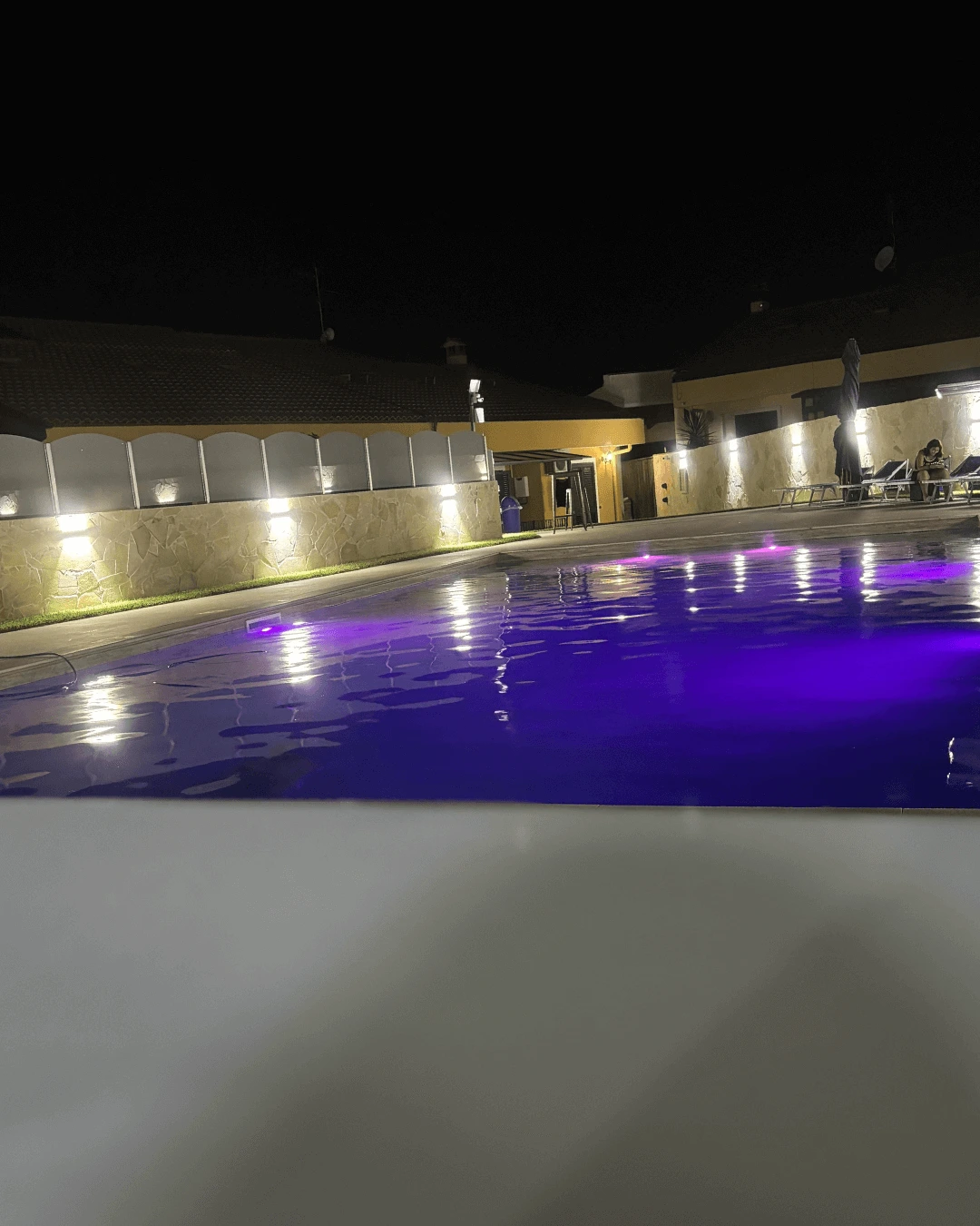 vista di notte piscina per appartamenti villa paradiso b&b ad acireale