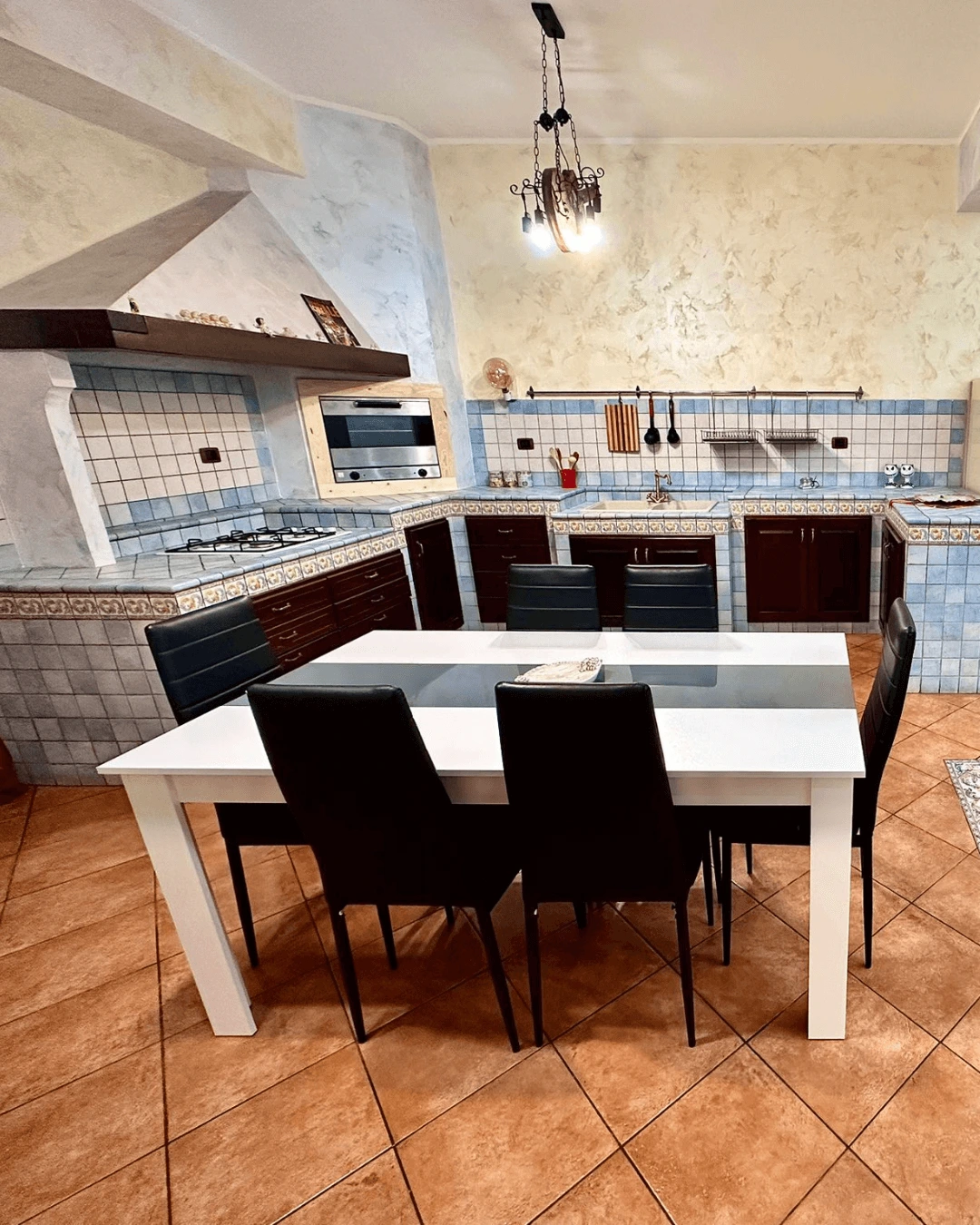 vista sedie e tavolo della Cucina dell appartamento 3 - b&b ad acireale