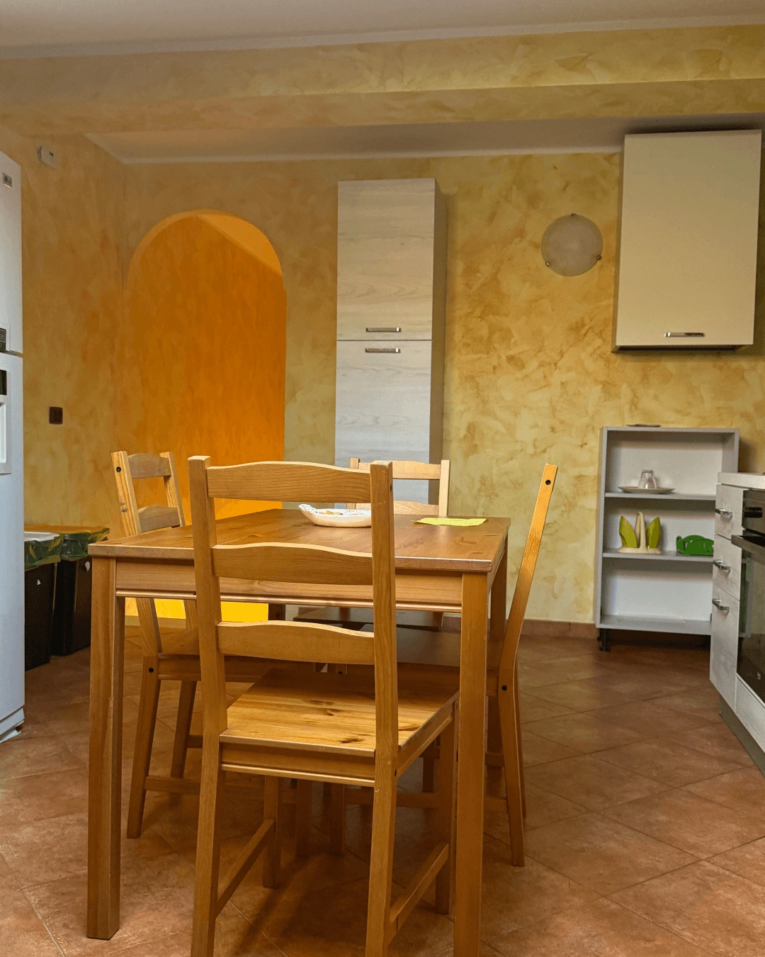 vista tavolo e sedie della cucina dell appartamento 2 di villa paradiso ad acireale