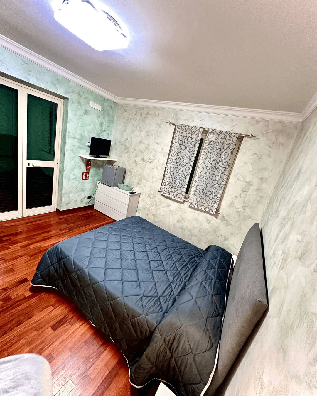 vista testata letto dell appartamento 3 - villa con piscina ad acireale