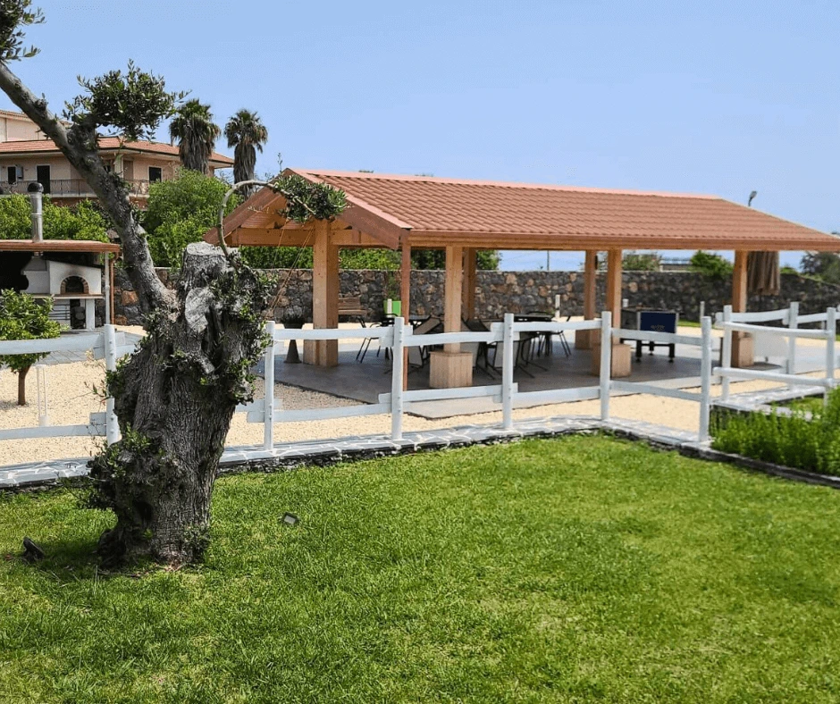 vista tettoia con tavoli e sedie location per eventi ad acireale