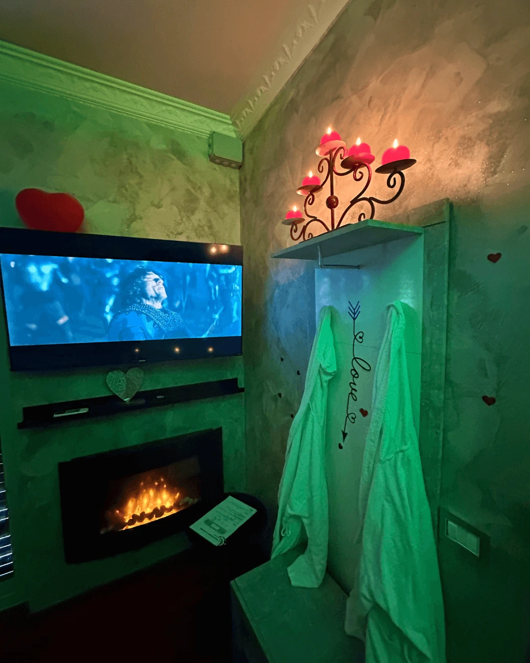 vista tv ed accappatoio Camera 5 con jacuzzi villa paradiso ad acireale